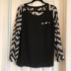 Like new black and white top